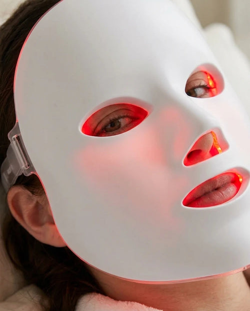 Mujer usando la máscara LED Velmora blanca
